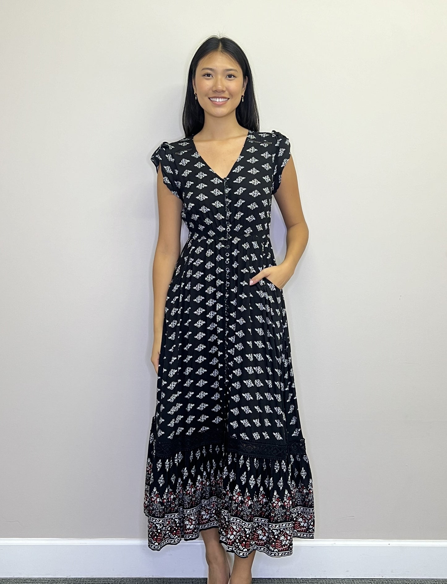 PD18509 BLACK Geo border print s/s maxi w lace inset & pockets